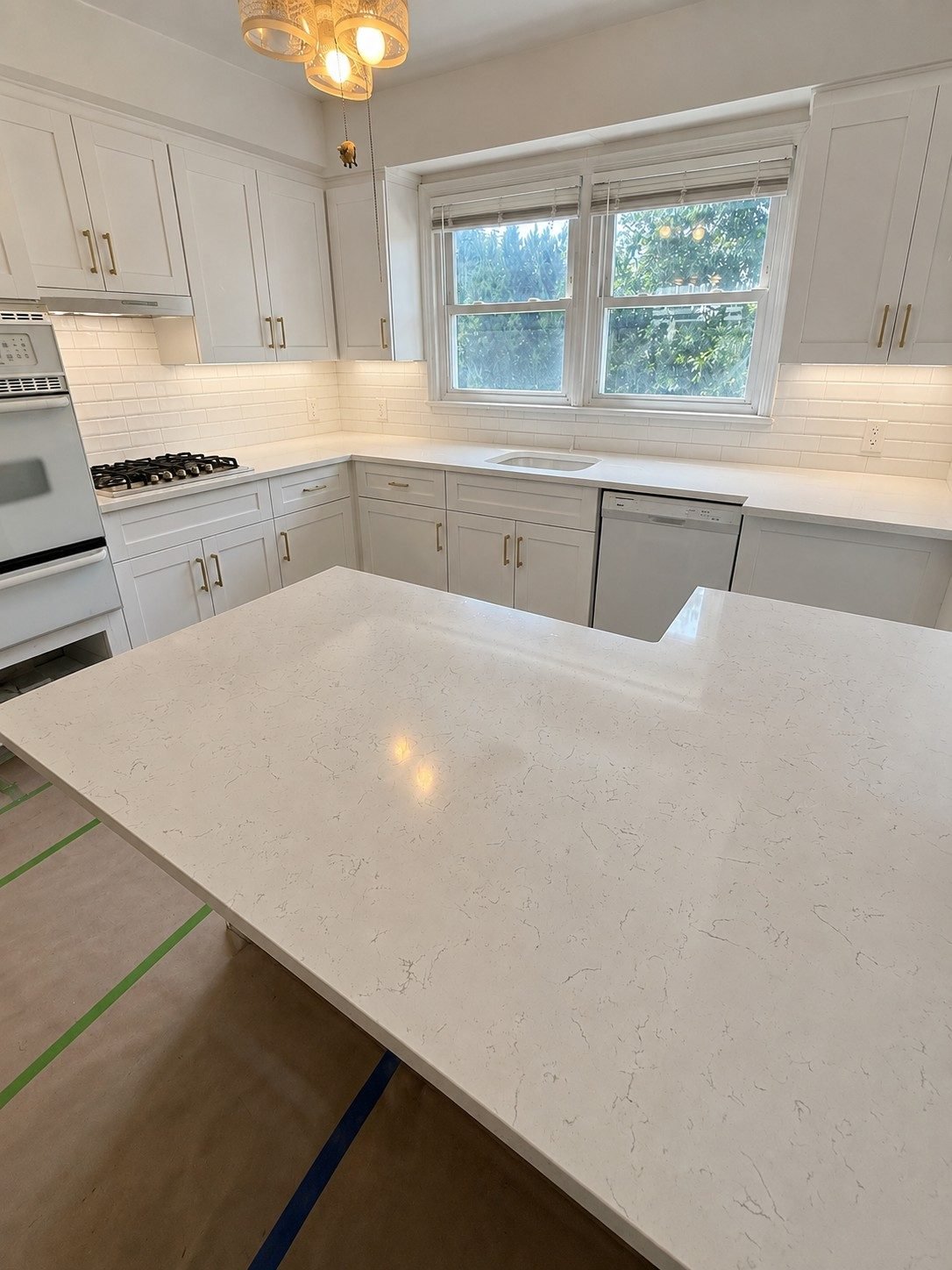 White quartz counter with a seamless run