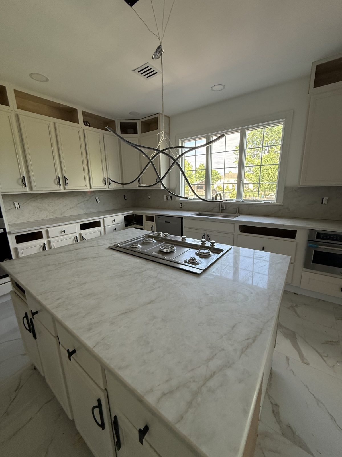 Marble-look island with a cooktop cutout