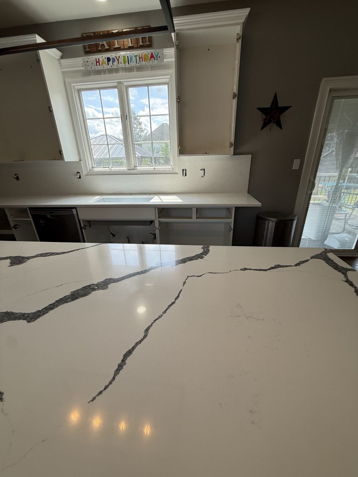 Dramatic veining across a long counter run